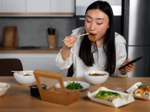 Kiểu ăn uống hại dạ dày, nhiều người vô tình mắc hàng ngày