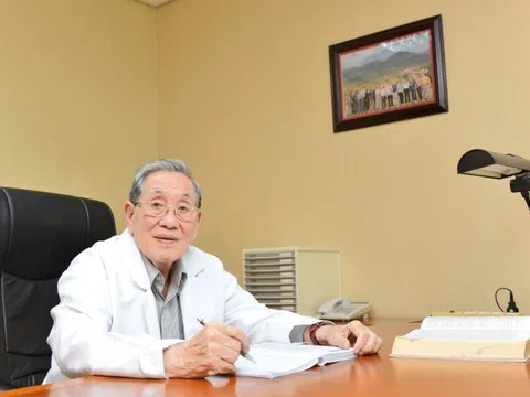 Giáo sư Nguyễn Đình Hối nhận giải thưởng Cống hiến trọn đời