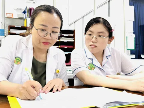 Một bé trai bị đứt đầu lưỡi do bị rối loạn Tics