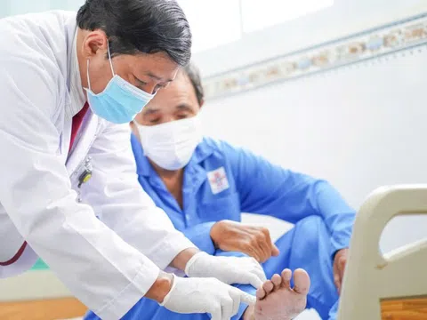 Mảnh nhựa 1cm 'đeo' thầy giáo hơn 2 tháng, bác sĩ gỡ bỏ