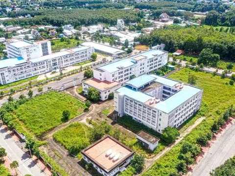 Có 200 bệnh viện vệ tinh, người bệnh hết cảnh 'hành xác' chuyển tuyến