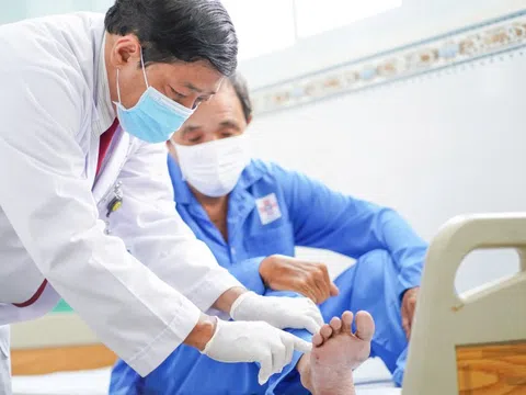 Gặp nạn vì cửa ôtô mở, thầy giáo ở TP.HCM đau đớn suốt 2 tháng