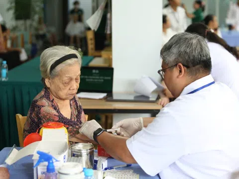 Con cái bận rộn, ba mẹ chọn vào viện dưỡng lão ở TP.HCM