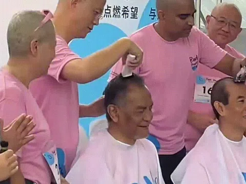 Bộ trưởng Y tế Malaysia cạo đầu để ủng hộ bệnh nhân ung thư