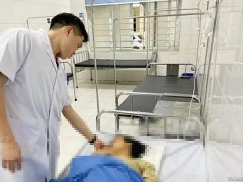 Đi trong mưa bão, một người bị cây đổ gây chấn thương sọ não