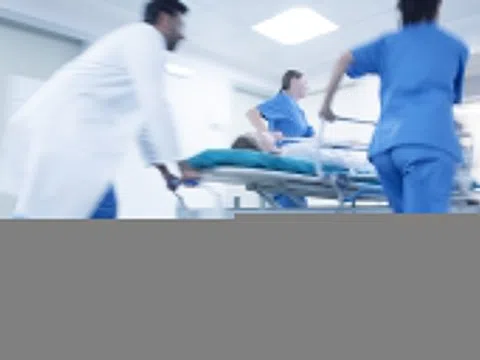 Một người phụ nữ bị vỡ bàng quang sau bữa nhậu