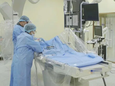 Máu phun thành tia dữ dội trong phổi người đàn ông