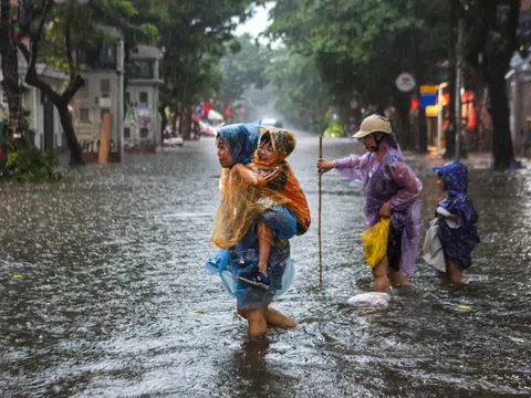 Điều không thể xem nhẹ khi bì bõm trong nước ngập