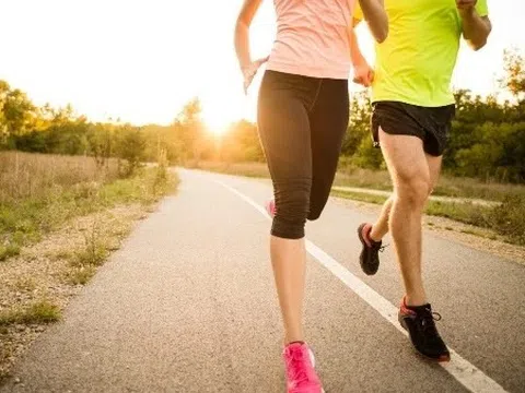 Đi bộ 45 phút hay chạy bộ tại chỗ 20 phút?