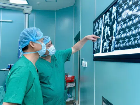 Cận cảnh ca mổ cứu cô gái bị gãy khung chậu kiểu 'gió thổi'