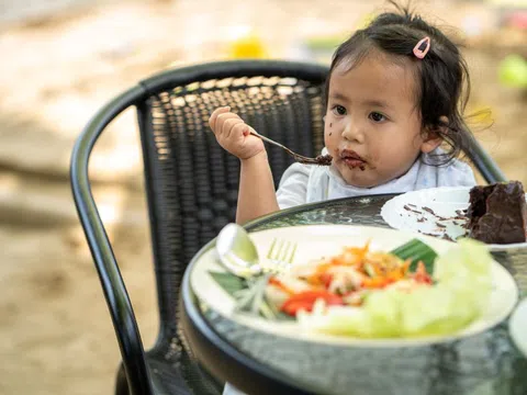 Vì sao con ăn nhiều vẫn không tăng cân, chậm lớn?