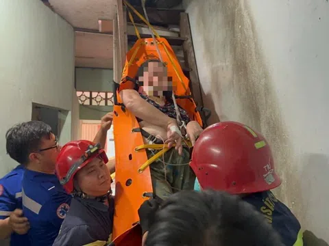 Cảnh sát chữa cháy TP.HCM giải cứu người phụ nữ hơn 100kg sốt cao trên gác xép