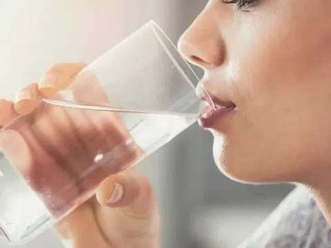 Nên uống bao nhiêu cốc nước mỗi ngày để kiểm soát axit uric?