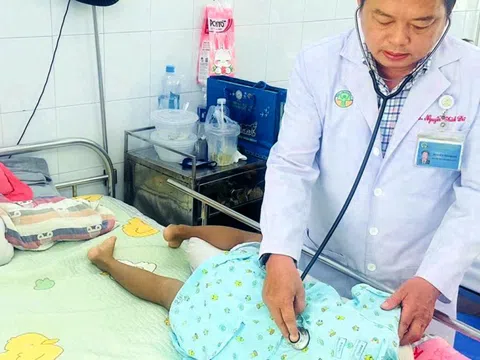 Bé gái trượt patin ngã 'bật ngửa', hai năm sau suýt liệt tứ chi