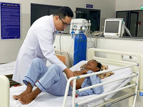 Bác sĩ trẻ về cơ sở: 'Chọn ở lại khi người dân cần'