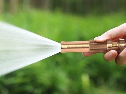 Dùng vòi rửa ôtô xịt vào hậu môn, người đàn ông đi cấp cứu