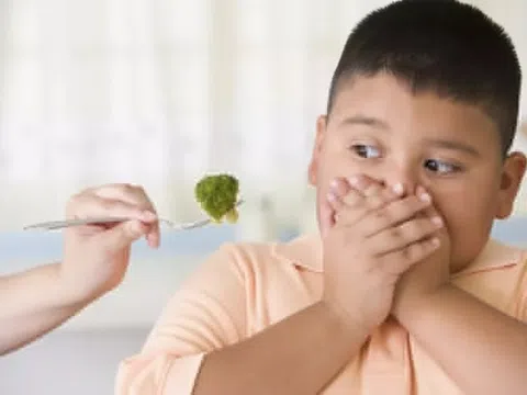 Cha mẹ lo con béo, bác sĩ khuyên đừng ép giảm cân mà hãy làm điều này