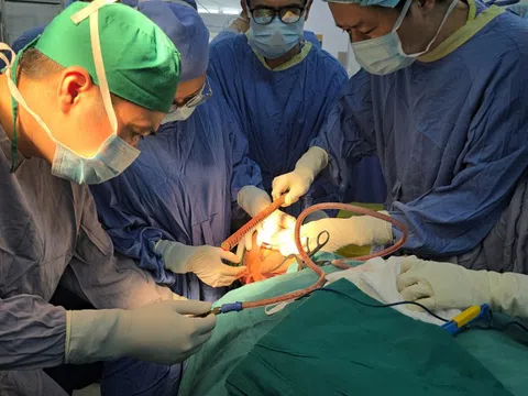 Cứu sống nam sinh bị thanh sắt dài 3 mét đâm xuyên vùng đầu, từ mặt qua gáy