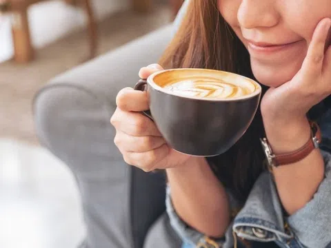 Điều gì xảy ra khi uống cà phê vào buổi sáng?