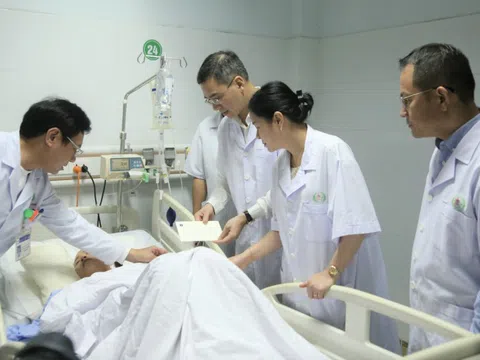 Bộ trưởng Đào Hồng Lan tặng bằng khen cho 4 nhân viên y tế dũng cảm cứu trẻ sơ sinh tại Nghệ An