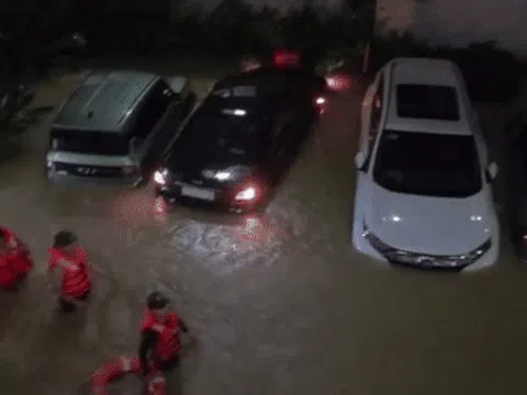 Nước lũ ào ào tràn vào bệnh viện, bác sĩ Huế bì bõm cứu người