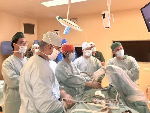 Bác sĩ Việt Nam mổ nội soi thị phạm tại Liên bang Nga