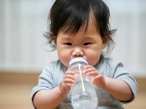 Điều gì xảy ra khi cho trẻ sơ sinh uống nước?
