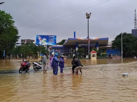 Không kịp đến bệnh viện, sản phụ ở Huế đẻ rơi giữa dòng lũ