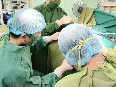 Bác sĩ 'trả lại' hậu môn về đúng vị trí cho bé 3 tuổi