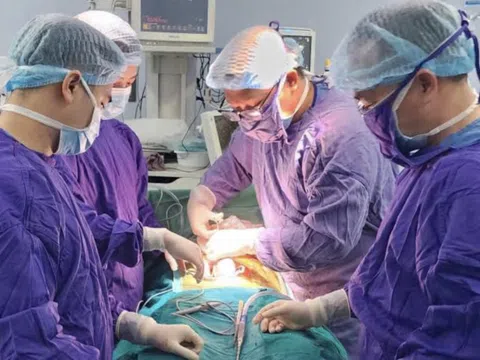 Đá bóng bị ngã, nam thanh niên mất một bên tinh hoàn vì chần chừ đi khám