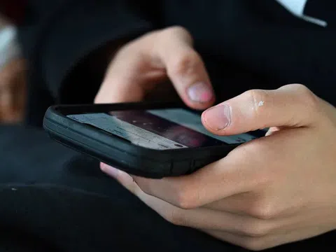 Tin tức sáng 6-11: Mạng xã hội khiến người trẻ căng thẳng; Sắp ngừng vai trò hội đồng trường