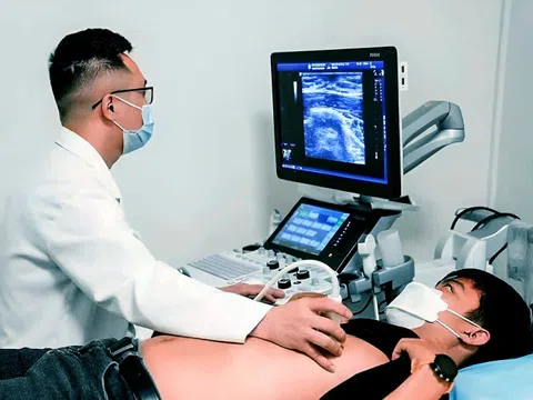 Người đàn ông 61 tuổi phát hiện ung thư vú sau 1 năm sờ thấy khối u ở ngực