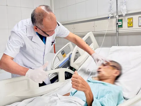 Cứu gương mặt bị giập nát cho người đàn ông bước hụt xuống hố thang máy