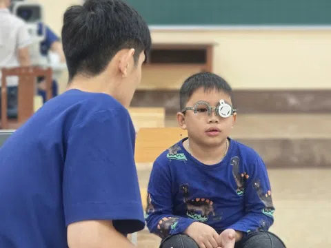 Vừa vào lớp 1 đã hơn nửa lớp cận thị, viễn thị, loạn thị