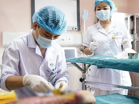 Tự làm thí nghiệm đốt cồn tại nhà, bé trai 12 tuổi bỏng nặng