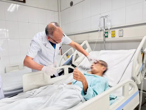 Cú ngã kinh hoàng trong thang máy khiến người đàn ông vỡ nát mặt