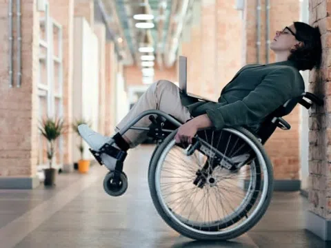 Nhiều người trẻ bất ngờ liệt, nhìn mờ vì căn bệnh ít ai biết