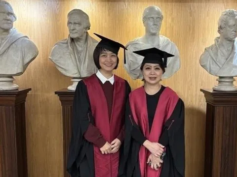 Hai bác sĩ Việt Nam nhận chứng chỉ của tổ chức ngoại khoa hàng đầu