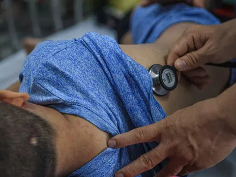 Bệnh tay chân miệng tăng mạnh trở lại ở Hà Nội và TP.HCM