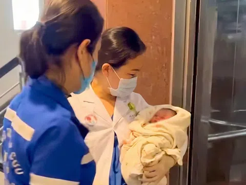 Em bé chào đời ngay tại điểm tránh trú mưa lũ ở Nha Trang