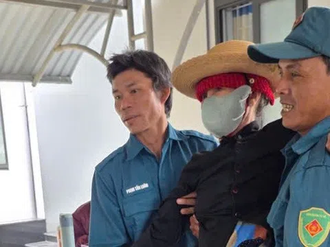 Khám bệnh cho bà con sau lũ, bác sĩ TP.HCM nghẹn lòng, 'mắt đỏ cả lên'