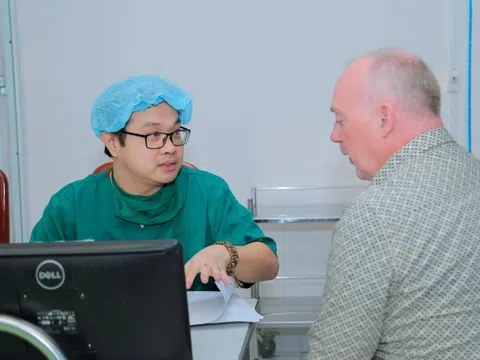 Sang Việt Nam chữa khàn tiếng, bệnh nhân Hà Lan bất ngờ