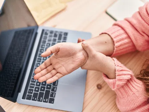 Thường bị tê tay là dấu hiệu của bệnh gì?