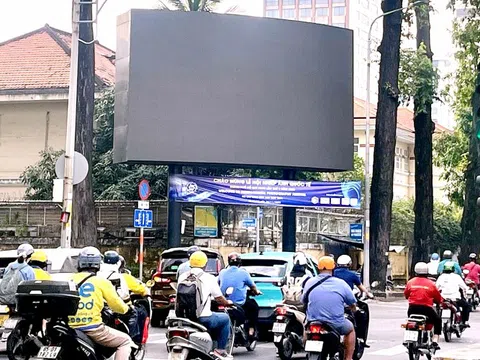 Di tích Viện Pasteur 'kêu cứu' vì chìm trong quảng cáo: Tháo dỡ 2 trong tổng số 3 trụ