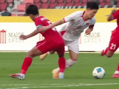 Chuyên gia nói về tình huống bị ngáng chân của Đình Bắc