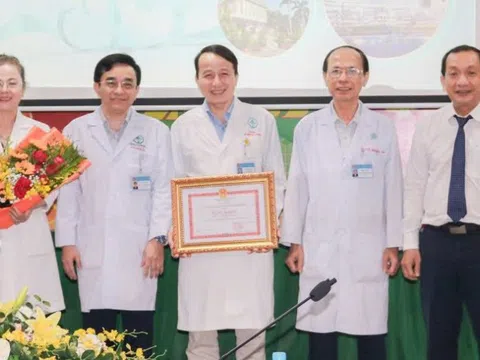 UBND TP.HCM khen thưởng đột xuất ê kíp tái nối bàn tay đứt lìa cho sản phụ mang song thai