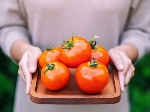 Loại nước ép trái cây nào cung cấp nhiều vitamin C nhất và có thể dùng không giới hạn hằng ngày?