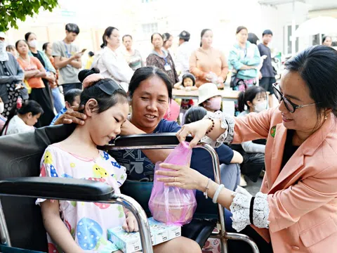 Trao tặng 800 phần cơm và 130 triệu đồng viện phí cho bệnh nhi nghèo