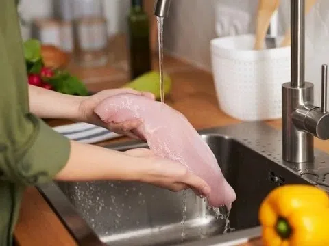 Vì sao chuyên gia khuyên đừng rửa thịt sống dưới vòi nước chảy?