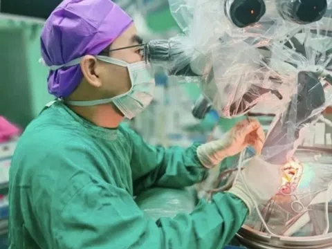 Hình ảnh con sán dài bên trong não bệnh nhân khiến bác sĩ sốc